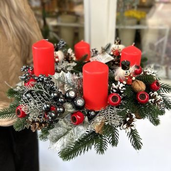 Adventní věnec s černými detaily