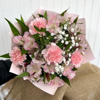 Růžová kytice s alstromerií a karafiáty