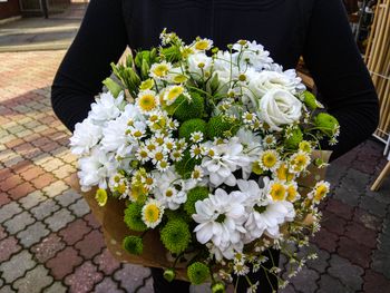 Jemná, svěží kytice v bílo zelené kombinaci 