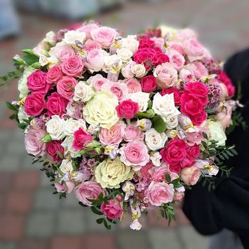 Růžový flowerbox s růžemi a Geishou