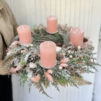 Adventní věnec v lososových barvách