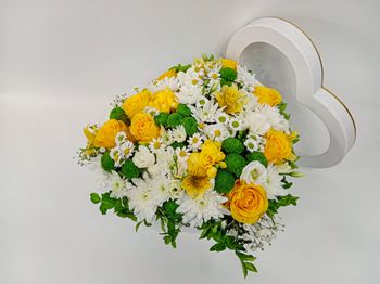 Flower box ve tvaru srdce se žlutou růží 