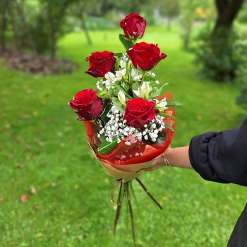 Kytice míchaná s červenými růžemi