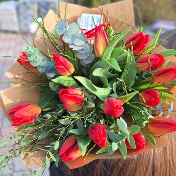 Elegantní jarní kytice červených tulipánů