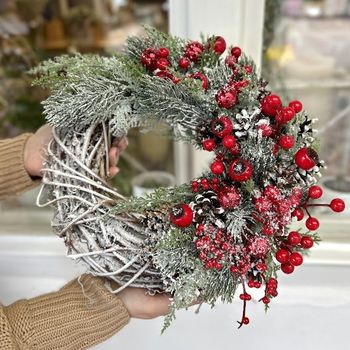 Věnec na dveře s červenými bobulemi • 30 cm