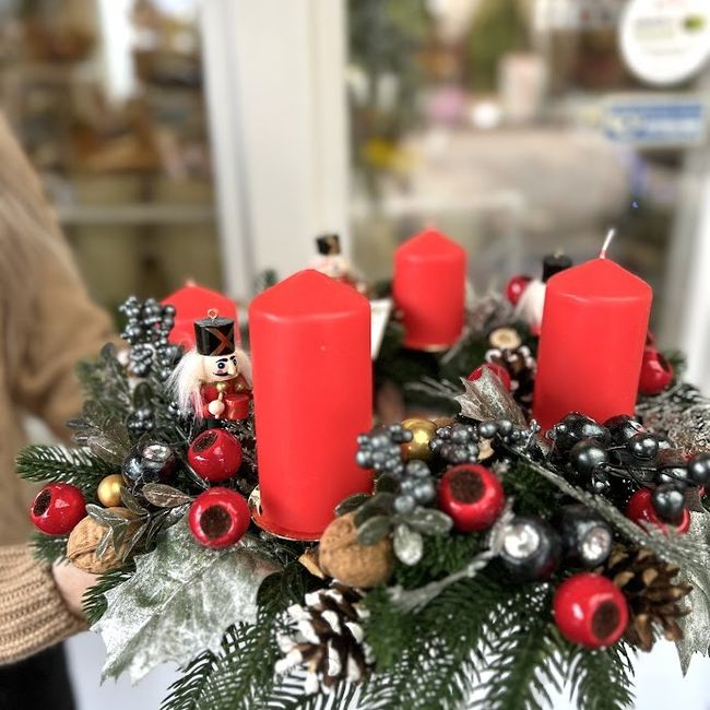 Adventní věnec s černými detaily