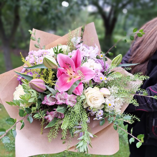 Půvabná míchaná kytice s liliemi a růžemi