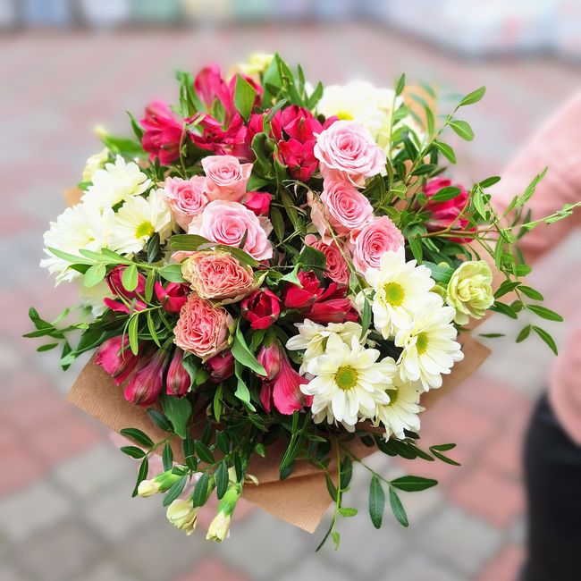 Kytice s alstromérií, minirůží a chryzantémou