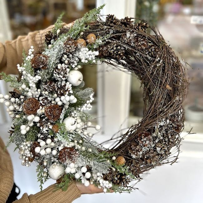 Zasněžený proutěný věnec na dveře • 50 cm