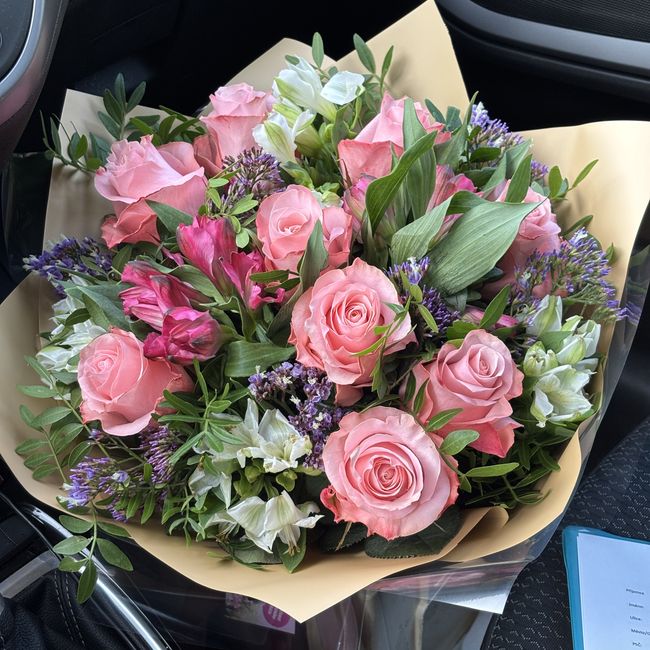 Růžové růže s alstromeriemi