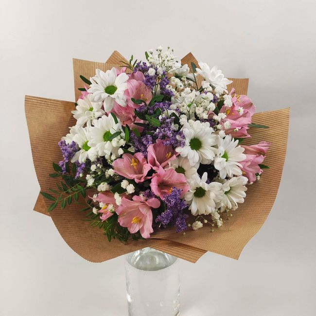 Kytice z růžové alstromerie a bílé chryzantémy