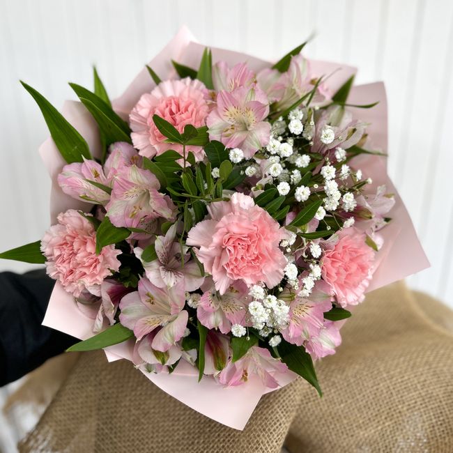 Růžová kytice s alstromerií a karafiáty