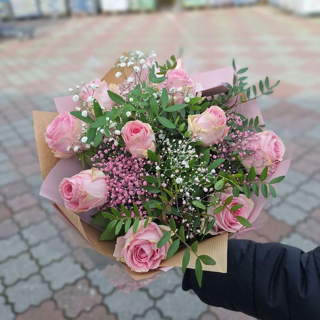 Romantická kytice růžových růží