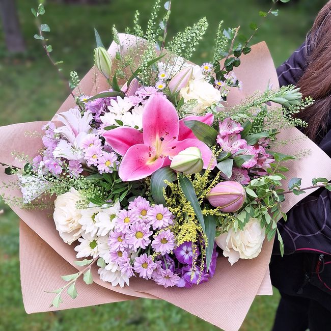 Půvabná míchaná kytice s liliemi a růžemi