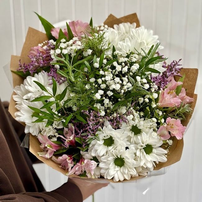 Kytice z růžové alstromerie a bílé chryzantémy
