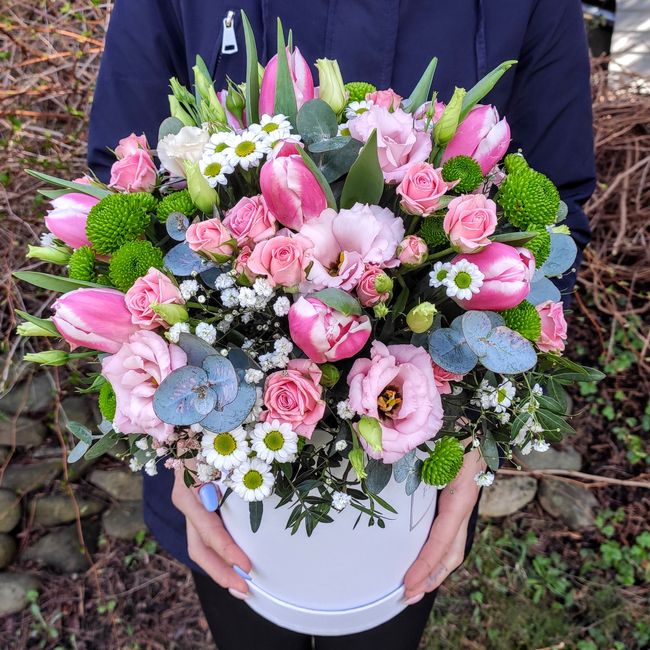 Jarní flower box růžové tulipány a růže
