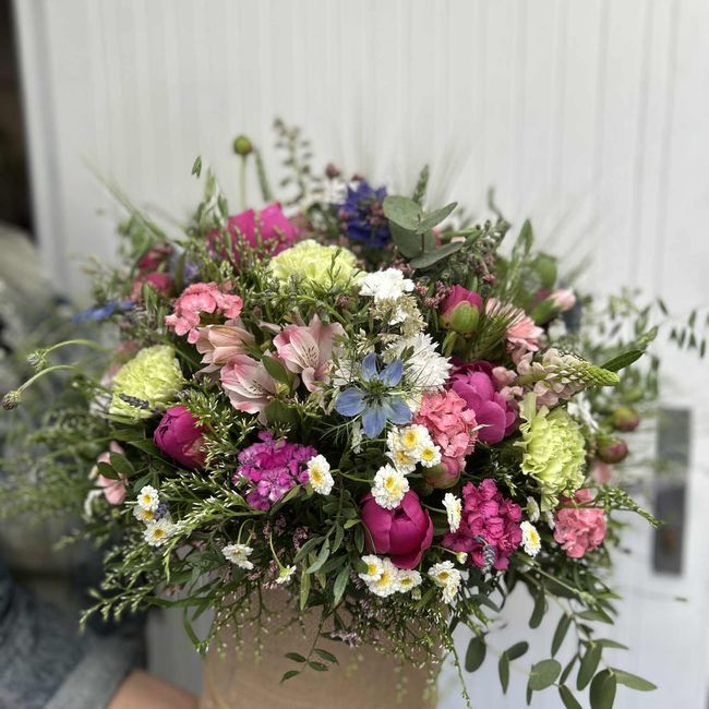 Letní luční flower box v růžovo-bílých tónech 