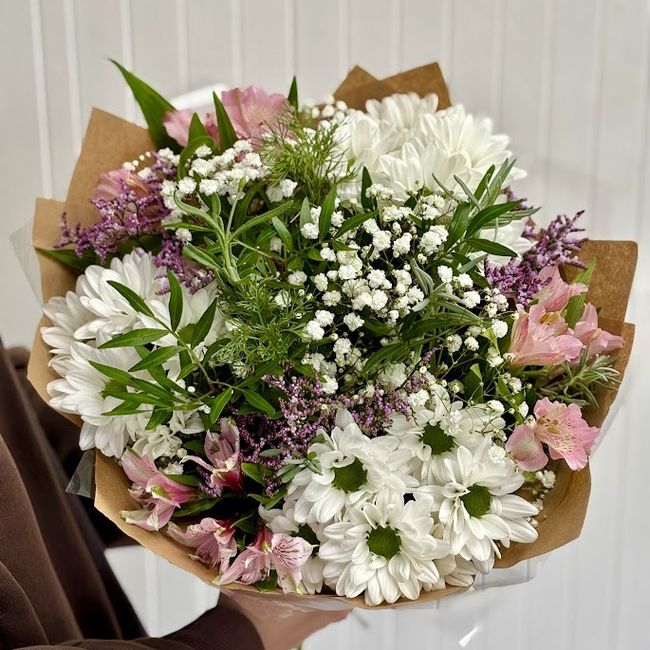 Kytice z růžové alstromerie a bílé chryzantémy