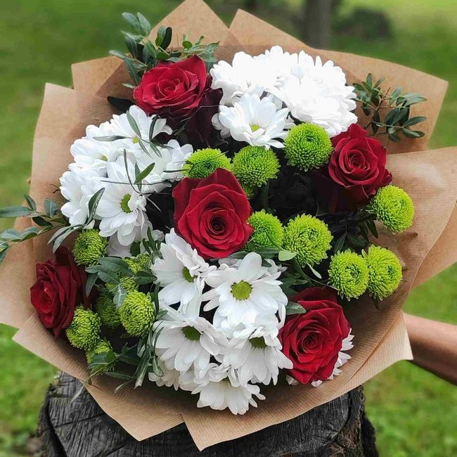 Míchaná kytice růže, santini a chryzantémy