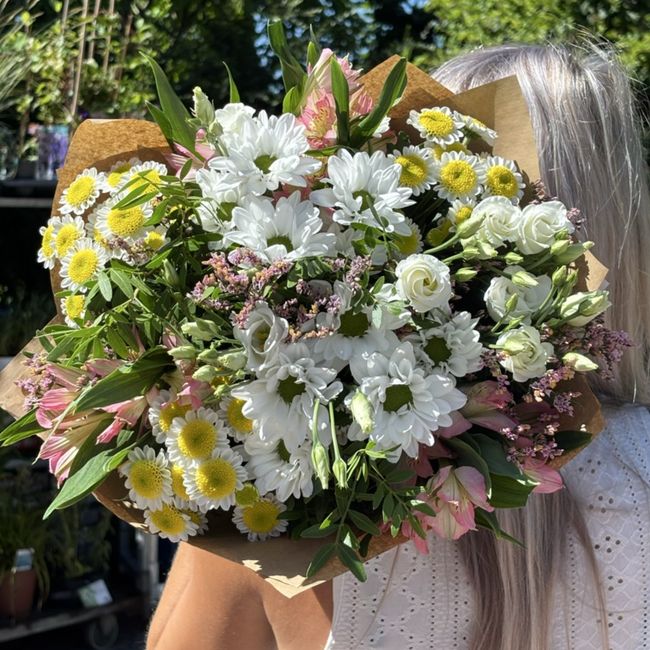 Kytice z chryzantém, santin, eustomy a alstromerie