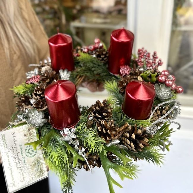 Adventní věnec v rudých barvách