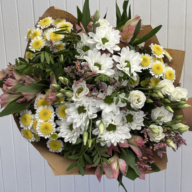 Kytice z chryzantém, santin, eustomy a alstromerie