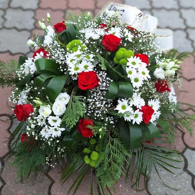 Smuteční kytice vypichovaná