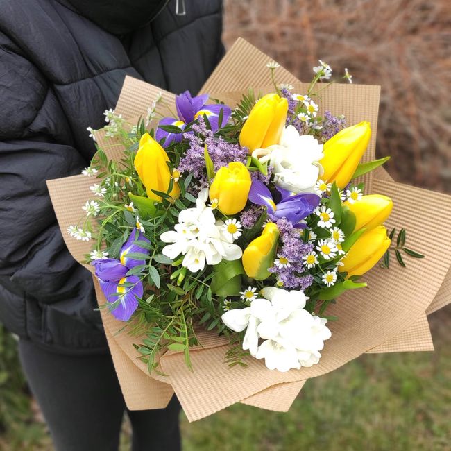 Jarní kytice ze žlutých tulipánů, frézií a fialových irisů