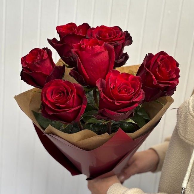 Kytice červených, velkokvětých růží 7 ks