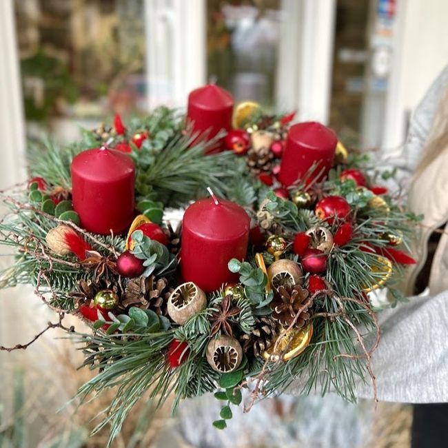 Adventní věnec v červené