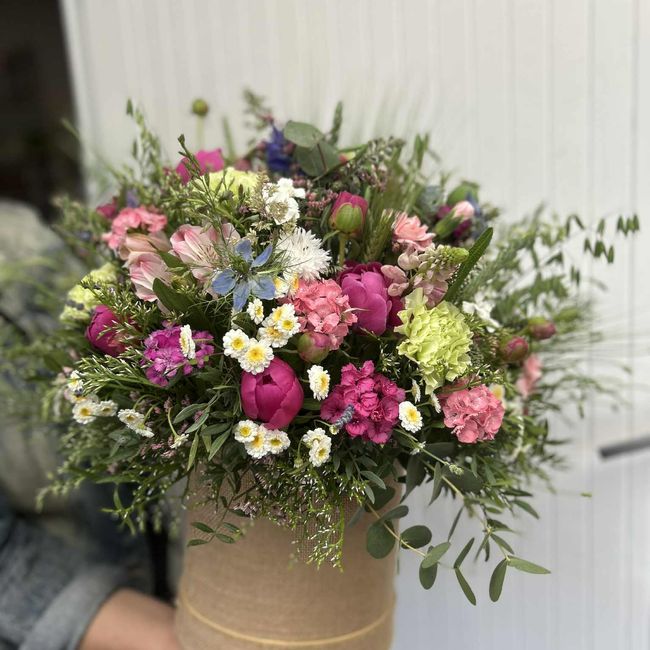Letní luční flower box v růžovo-bílých tónech