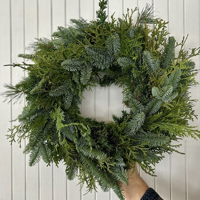 Věnec ze směsi jehličí • 30 cm