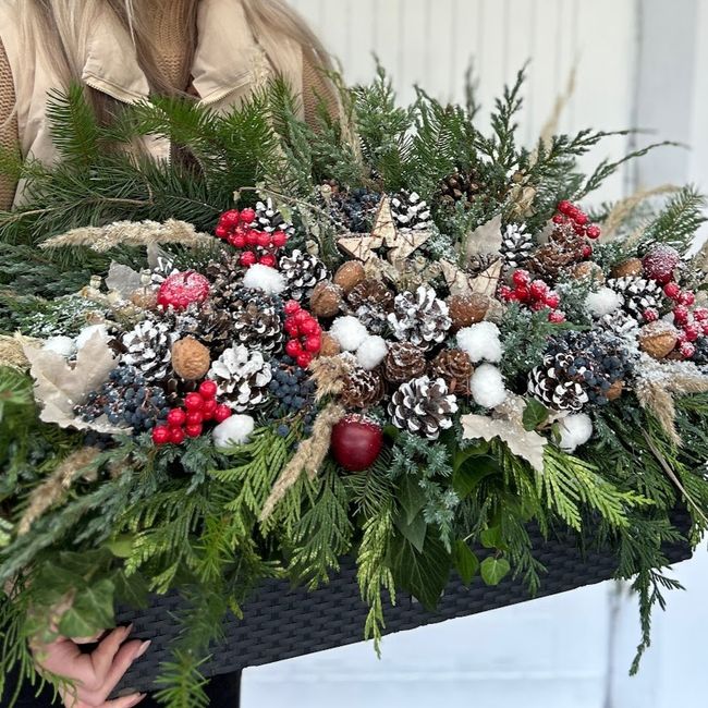 Bílo-červený vánoční truhlík