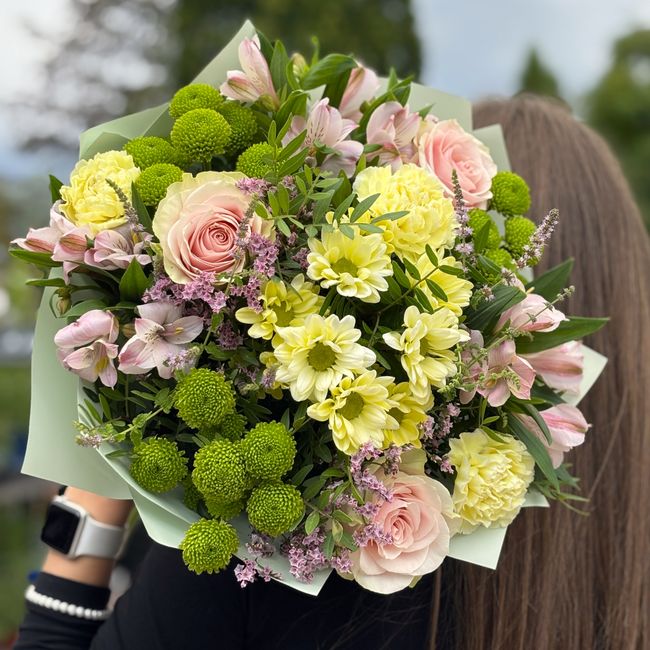 Míchana kytice z růžových růží a žlutých santini /FK/