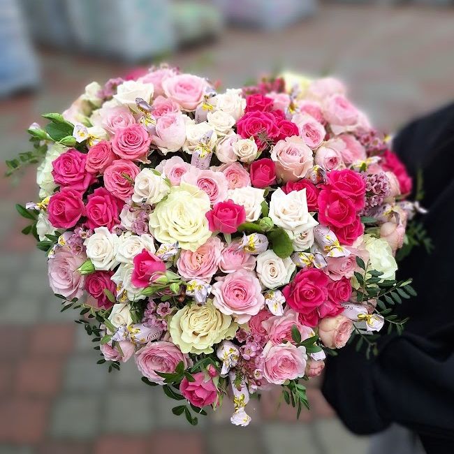 Růžový flowerbox s růžemi a Geishou