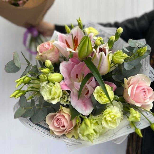 Elegantní kytice s lilií a růžemi