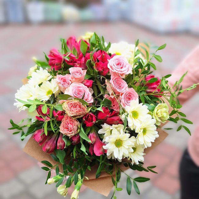 Kytice s alstromérií, minirůží a chryzantémou