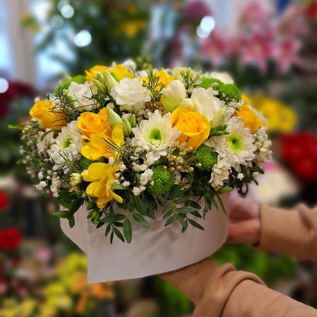 Flower box ve tvaru srdce se žlutou růží 
