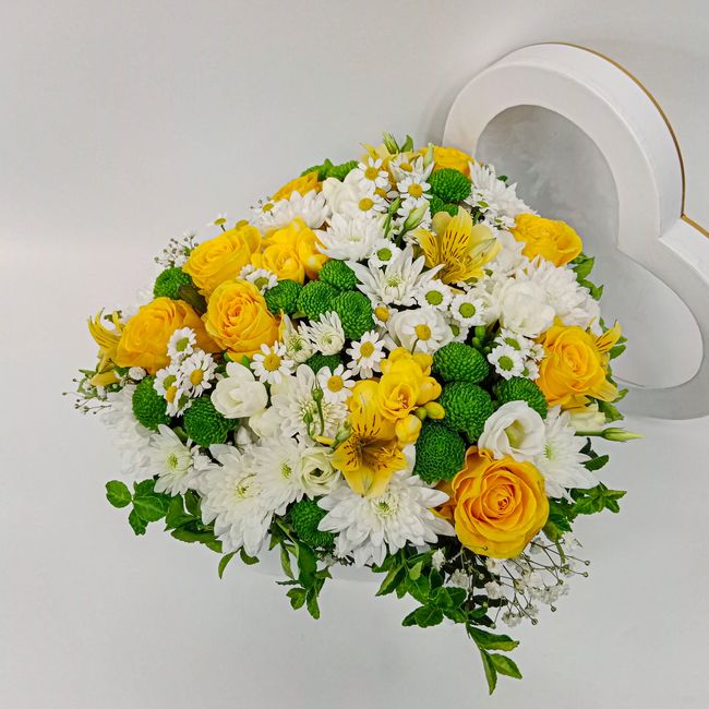 Flower box ve tvaru srdce se žlutou růží