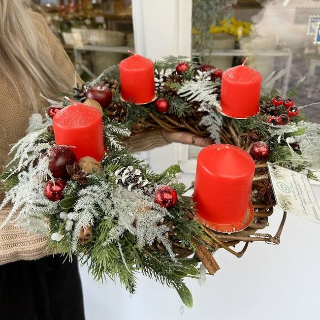 Červený adventní věnec na proutí