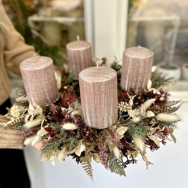 Adventní věnec ve starorůžové