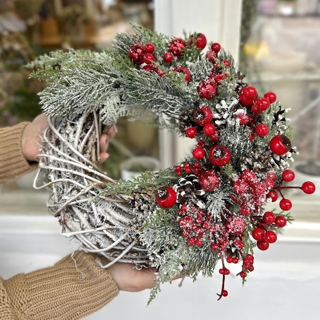 Věnec na dveře s červenými bobulemi • 30 cm